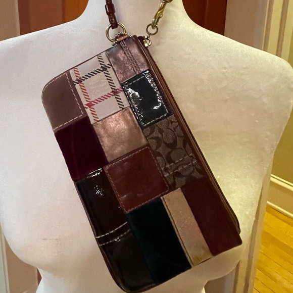 Pre-owned Coach Multi-pattern wristlet. - Picture 2 of 7